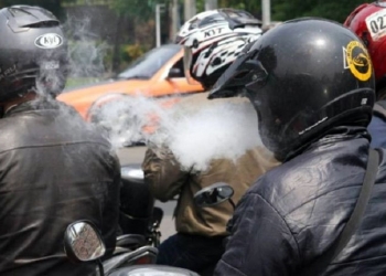AWAS!!! Berkendara Sambil Merokok, Didenda Rp 750 Ribu
