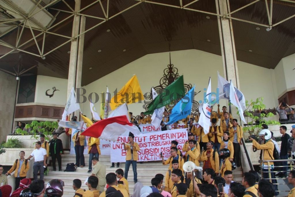 Tolak Kenaikan BBM, Mahasiswa Duduki Gedung Karang Paci,