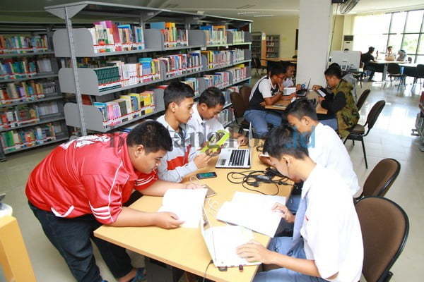 MINAT BACA: Para pelajar tampak tengah membaca dan mengerjakan tugas di Perpustakaan Umum Bontang. Kunjungan ke perpustakaan selama 2017 didominasi dari kalangan pelajar SMA.(DOK/BONTANG POST)