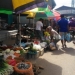 RETRIBUSI: Pedagang dan konsumen sedang melakukan transaksi jual beli di Pasar Sangatta Selatan, Senin (12/3).(Lela Simi/Sangatta Post)