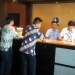 AKAN DIRAZIA: Resepsionis melayani pengunjung di salah satu Hotel di  Sangatta Utara.(LELA RATU SIMI/SANGATTA POST)