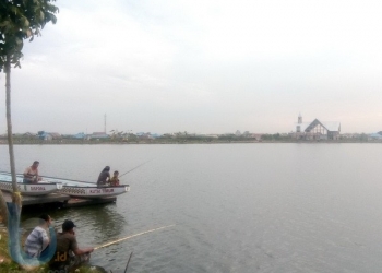 Abaikan Ancaman Buaya, Warga Tetap Mancing di Polder
