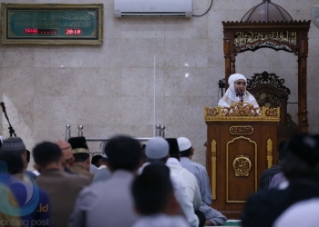 SAFARI RAMADAN: Wali Kota Bontang memberikan sambutan, dilanjutkan mendengarkan tausiah, dan bersilaturahmi dengan jemaah wanita, di Masjid Asy Syuhada, Senin (28/5) malam lalu.(HUMAS)