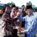 PENGHARGAAN: Koordinator Kopertis Wilayah XI Kalimantan Idiannor Mahyudin (Kopiah Hitam) ketika menyerahkan penghargaan kepada Rektor Unijaya Chairul Rahman. (Rudy M / Bontang Post)