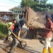 BUTUH TPS BARU: Petugas kebersihan memindahkan pasir ke atas truk.(DOK/Sangatta Post)