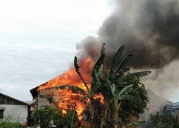 Api Ngamuk Siang Bolong, Hanguskan Satu Rumah di Garuda