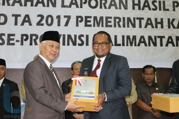 RAIH PENGHARGAAN: Wabup Kutim Kasmidi Bulang (kanan) menerima penghargaan WTP atas LKPD dari BPK RI.(IST)
