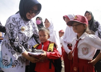 Paket Seragam Gratis Siap Dilelang, Target Selesai Usai Lebaran 