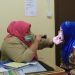 JAGA KESEHATAN: Seorang dokter di RSUD Sangkulirang sedang memeriksa pasien.(Dok)