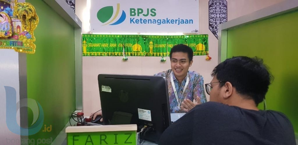 (Ilustrasi)
Karyawan BPJS Ketenagakerjaan sedang memberikan penjelasan kepada peserta BPJS.