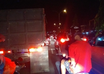 Lalin Macet, Truk Sampah Terjebak 