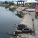 BUANG SEMBARANGAN: Tumpukan sampah mengapung di permukaan air di kawasan Polder Ilham Maulana Sangatta Utara.(LELA RATU SIMI/SANGATTA POST)