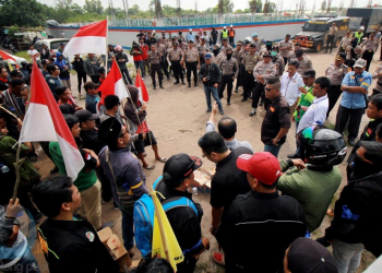 Ratusan Massa Tolak Pekerja Asing