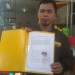 LANGKA: Koordinator Himpunan UMKM Kuliner Samarinda, Eka Bayu saat menunjukkan tanda tangan dalam nota keberatan yang telah ia kumpulkan, Rabu (25/7) kemarin.(DEVI/METRO SAMARINDA)