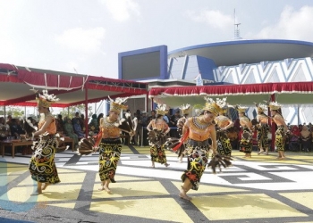 Tarian Eksotika Borneo Pukau Penonton