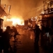 MEMABARA: Api membara di Pasar Sangatta Lama,  Sangatta Utara, subuh kemarin (3/7).(Foto Dhedy /Sangatta Post)