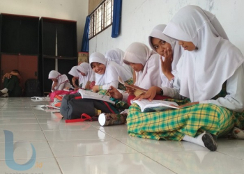 Kaki Sering Keram, Siswa Keluhkan Aturan Duduk Bersila