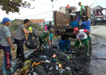 Kodim 0908/BTG  Bantu Bersihkan Sampah Laut Sisa Kebakaran 