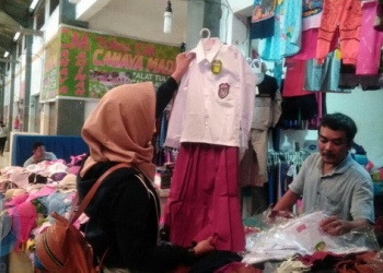 Jelang Masuk Sekolah, Toko Seragam Diserbu 