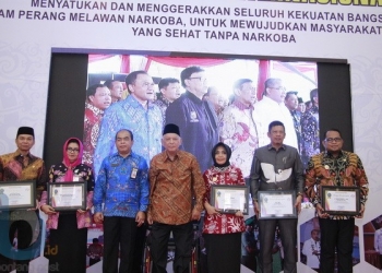 Neni-Basri Raih Penghargaan dari Gubernur