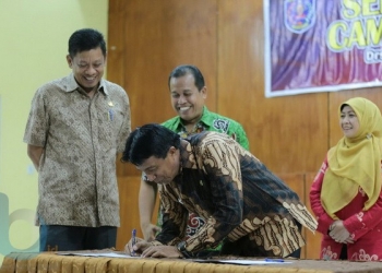 JABATAN BARU: Camat Bontang Selatan baru Sarifuddin menandatangani berita acara serah terima jabatan, yang disaksikan Wakil Wali Kota Bontang Basri Rase di Gedung BPU, Kecamatan Bontang Selatan, Kamis (26/7) kemarin.(ADI/HUMAS PEMKOT)