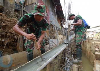 Buat Jembatan Kecil untuk Seberangkan Material