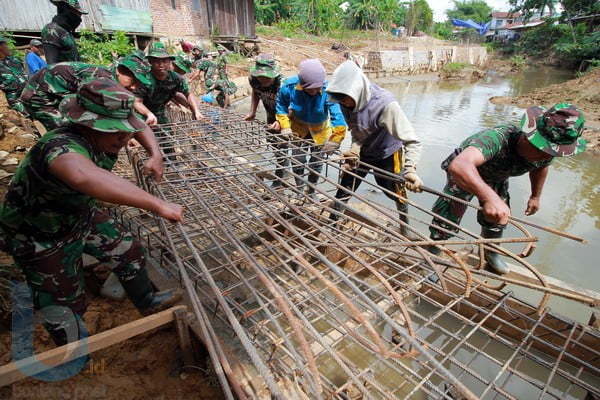 MULAI DIKERJAKAN: Penurapan sungai di wilayah RT 27 Kelurahan Api-Api sudah mulai terlaksana, tampak para personel TNI bersama masyarakat sekitar bekerja sama mengerjakannya.(FAHMI FAJRI/BONTANG POST)