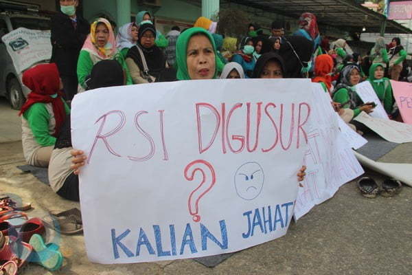 Diadang Demonstran, Pengosongan RSI Batal Dilakukan