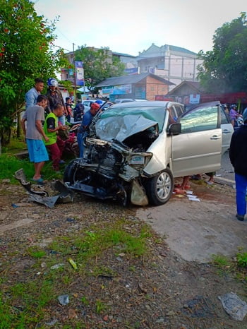 Hantam Truk, Mobil Dinas Terpental 