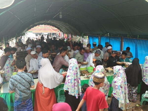 RUTIN: Makan bersama seperti ini merupakan kegiatan rutin yang dilaksanakan di Masjid Al Anshor.(Dhedy/Sangatta Post)