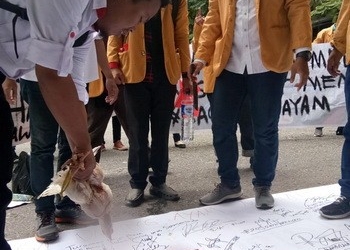 Jaang dan Alphad “Disirami” Darah Unggas 