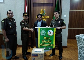 Dapat Balon HBA, Nelayan Terima Hadiah