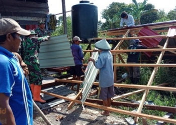Warga Mulai Perbaiki Rumah yang Rusak