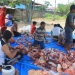BERKURBAN: Warga LDII Bontang saat memotong daging hewan kurban, Rabu (22/8) kemarin.(LDII BONTANG FOR BONTANG POST)