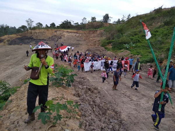 UPACARA: Warga Kelurahan Sangasanga Dalam, Kecamatan Sangasanga, Kukar mengelar upacara memperingati kemerdekaan Indonesia di tengah kepungan tambang batu bara.(ISTIMEWA)
