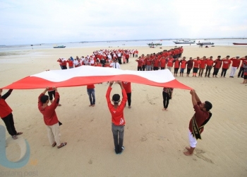 Bentuk Formasi 73, Bentangkan Bendera Raksasa 