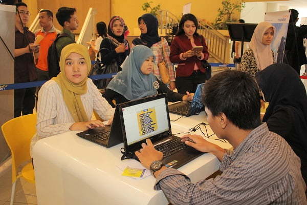 Pencari kerja mengisi data secara online saat berlangsungnya Airlangga Career Fair (Bursa Kerja Airlangga) di Surabaya, Jawa Timur, Kamis (9/4). Bursa kerja yang diikuti puluhan perusahaan tersebut memberikan kesempatan kepada pencari kerja sesuai pilihannya. ANTARA FOTO/Didik Suhartono/ZK/Rei/nz/15.