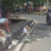 KOTOR: Sampah terlihat berserakan di sepanjang rute pawai pembangunan yang digelar Pemkot Samarinda, Sabtu (18/8) kemarin.(DEVI/METRO SAMARINDA)