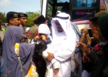 PULANG: Jemaah haji disambut keluarga saat tiba di Masjid Al Faruq.(LELA RATU SIMI/SANGATTA POST)
