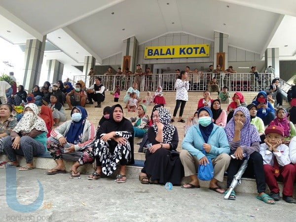 SERBU BALAI KOTA: Ratusan warga yang merupakan orang tua siswa SDN 006 menolak pemindahan sekolah ke SDN 007, Rabu (12/9) kemarin.(DEVI/METRO SAMARINDA)