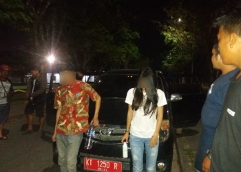 TERCIDUK: Penumpang mobil pelat merah milik Pemkab Kutim terciduk sedang pesta minuman oplosan dengan ditemani wanita penghibur dari Kutim di Kampung Baru, Minggu (23/9) dini hari. (IST)