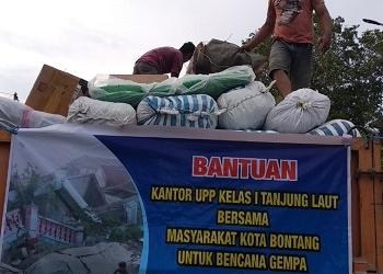 Tempuh Jalur Laut, Berangkatkan Dua Truk 