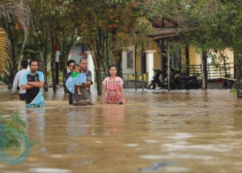 TERENDAM BANJIR: 16 RT di Kelurahan Guntung terkena banjir, Selasa (30/10) kemarin. Beberapa warga keluar rumah untuk mencari tempat yang permukaannya tanahnya lebih tinggi. (Fahmi Fajri Bontang Post)