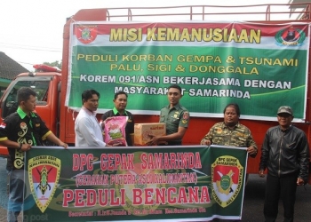 SERAHKAN BANTUAN: Pengurus DPC Gepak Kuning Samarinda menyerahkan bantuan kemanusiaan pada Korem 091/ASN. Satu truk bantuan berupa sembako dan pakaian itu akan dikirim ke korban gempa Palu, Donggala, dan Sigi Sulawesi Tengah.(MUBIN/METRO SAMARINDA)