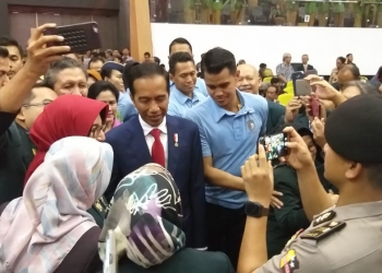 Presiden Jokowi Dikerumi Warga Demi Peroleh Hal Ini