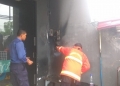NYARIS TERBAKAR: Petugas Disdamkartan saat mengecek kondisi meteran listrik yang hangus terbakar di depan toko baju Jalan Bhayangkara, Kamis (18/10) kemarin.(BAMBANG/BONTANG POST)