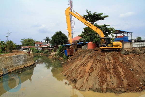 CEGAH BANJIR: Pengerukan dilakukan di Sungai Bontang, di daerah Api-Api, Selasa (16/10) kemarin. Pengerukan ini dilakukan agar sungai dapat menampung debit air lebih banyak sekaligus upaya mencegah banjir.(FAHMI/BONTANG POST)