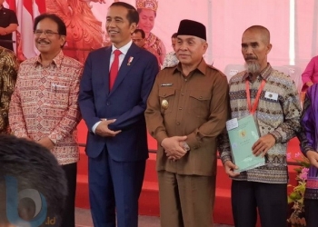Presiden Jokowi Bagikan 300 Sertifikat Tanah