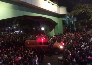 Petaka di Surabaya Membara, Penonton Jatuh dari Viaduk, 2 Tewas 3 Luka