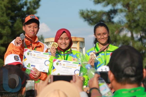 DAPATKAN MEDALI: Perenang Bontang, Leniency Choiril A (kiri) memperoleh medali perak pada nomor tanding 400 meter gaya bebas putri, Kamis (29/11) kemarin.(FOTO: FAHMI FAJRI/BONTANG POST)